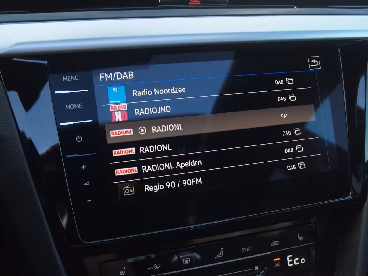 Volkswagen Arteon Shooting Brake 1.4 TSI eHybrid R-Line Business+ | Panoramadak | Trekhaak | Camera | Apple Carplay | Sfeer
