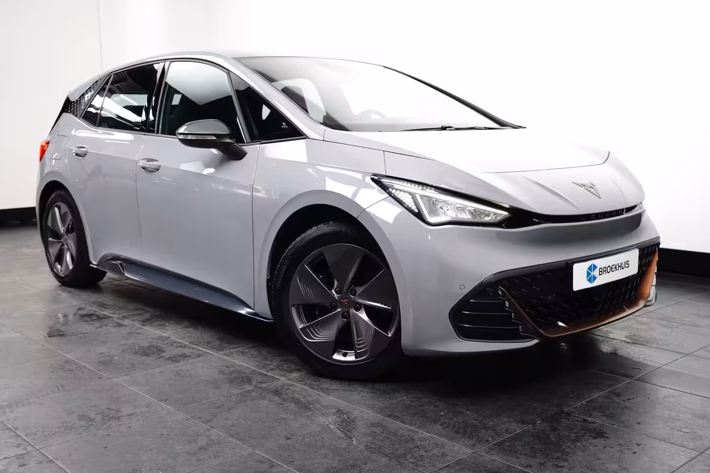 Cupra Born Essential 62 kWh 204PK | Achteruitrijcamera | Dode hoek detectie | Navigatie & Apple Carpl