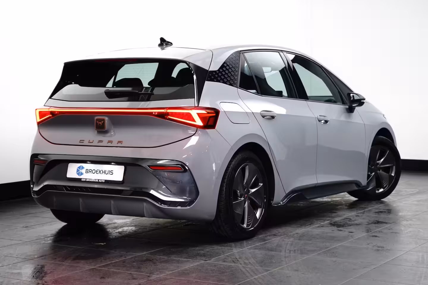 Cupra Born Essential 62 kWh 204PK | Achteruitrijcamera | Dode hoek detectie | Navigatie & Apple Carpl