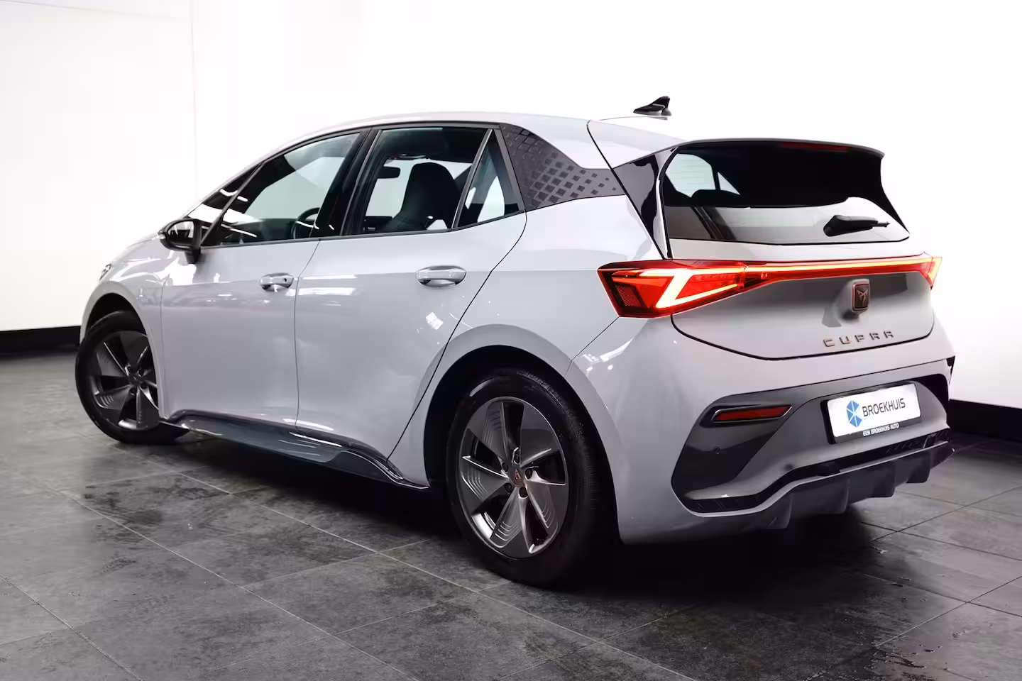 Cupra Born Essential 62 kWh 204PK | Achteruitrijcamera | Dode hoek detectie | Navigatie & Apple Carpl
