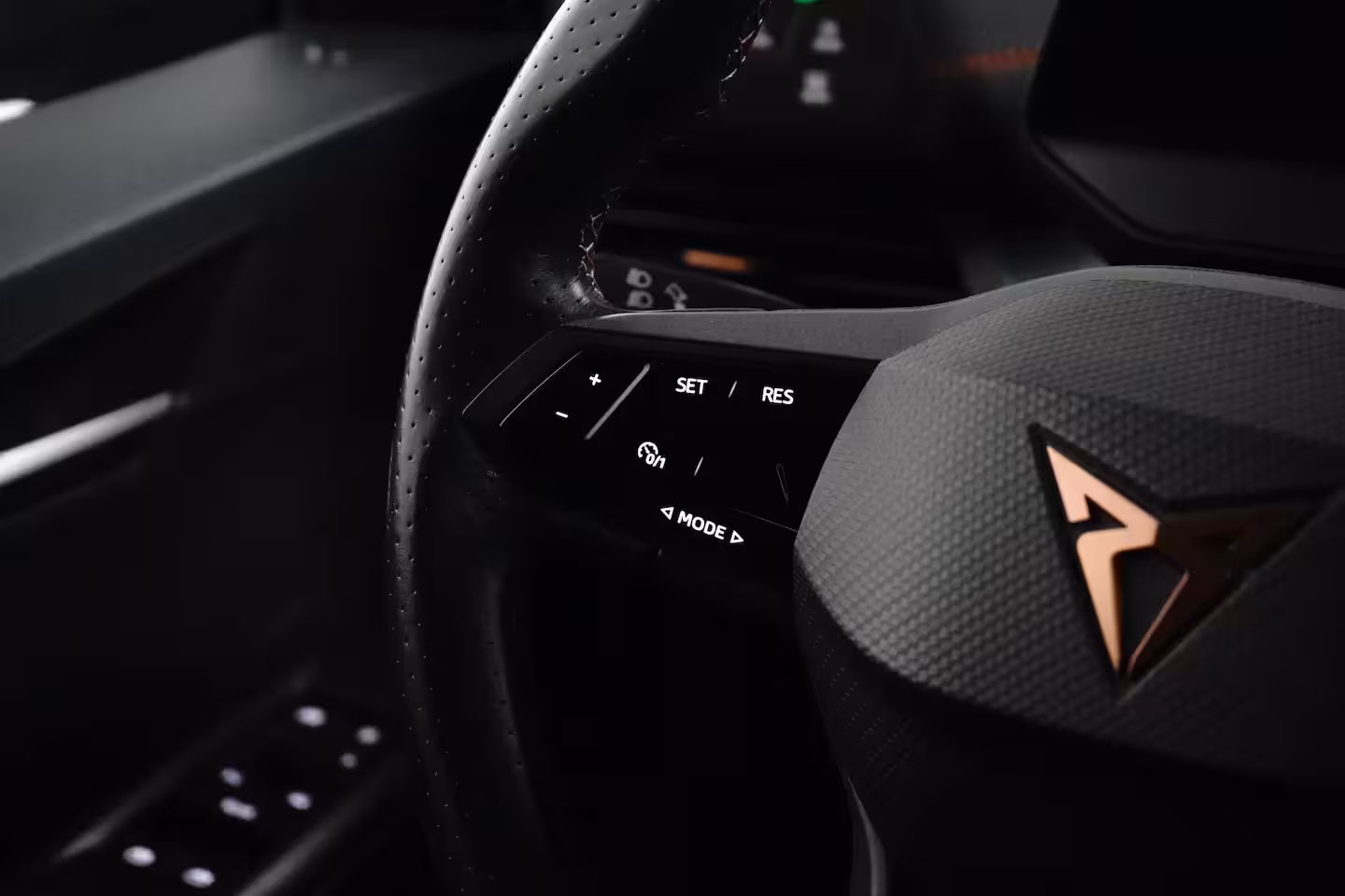 Cupra Born Essential 62 kWh 204PK | Achteruitrijcamera | Dode hoek detectie | Navigatie & Apple Carpl