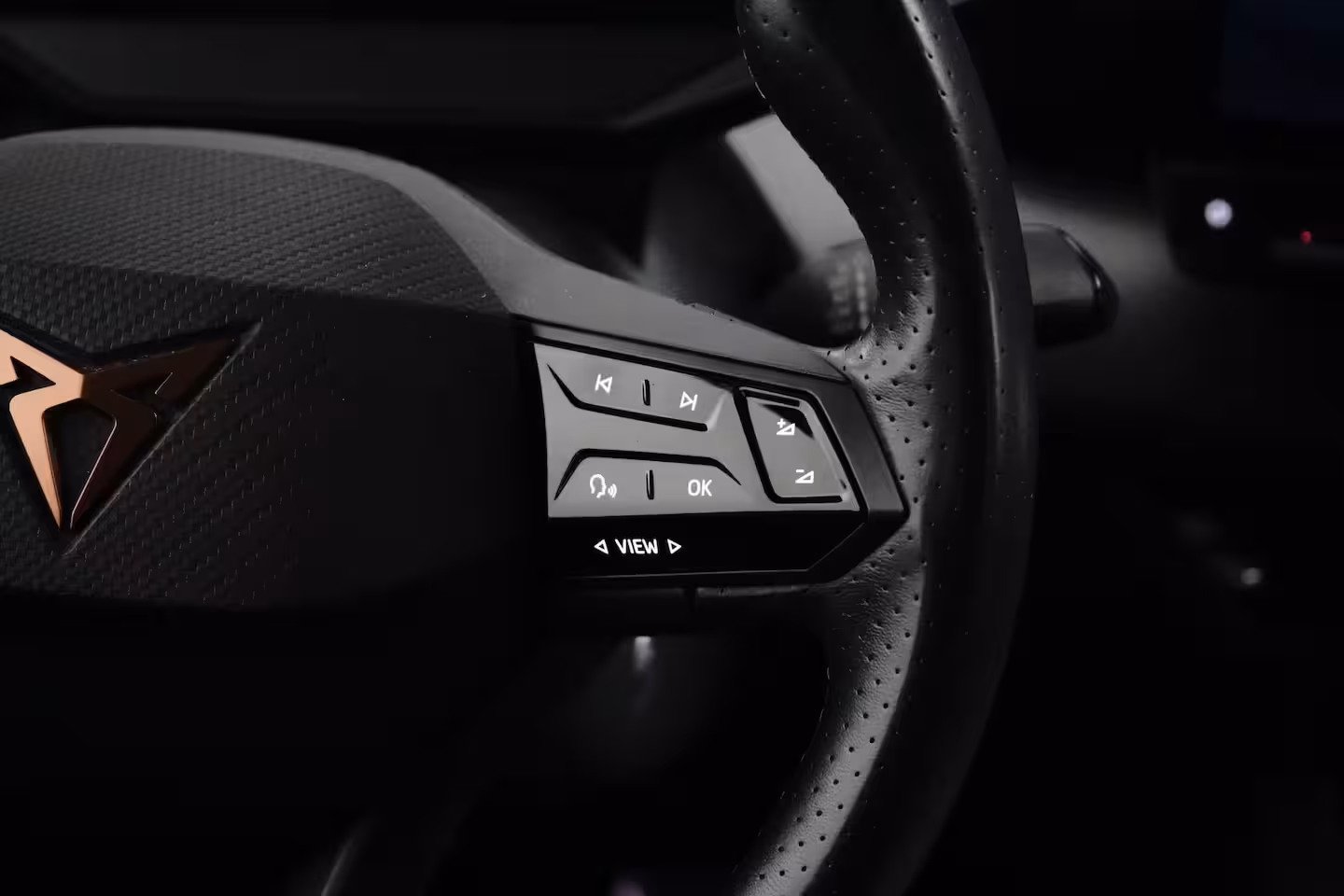 Cupra Born Essential 62 kWh 204PK | Achteruitrijcamera | Dode hoek detectie | Navigatie & Apple Carpl