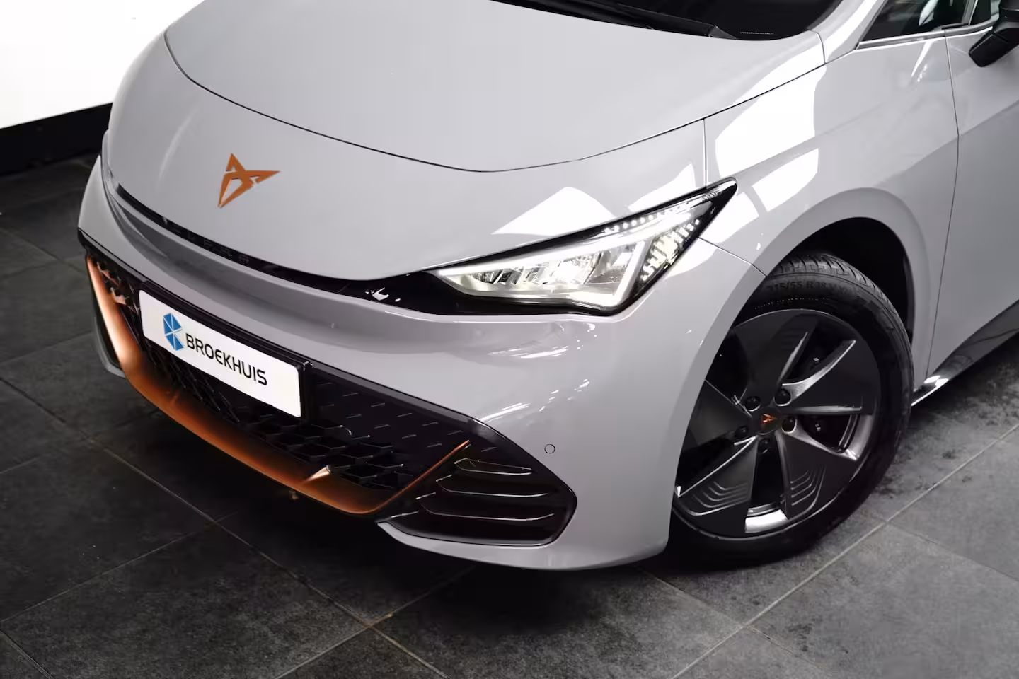 Cupra Born Essential 62 kWh 204PK | Achteruitrijcamera | Dode hoek detectie | Navigatie & Apple Carpl