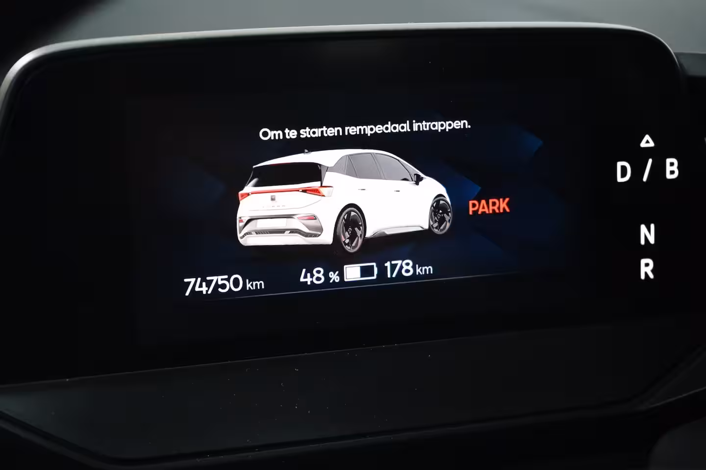 Cupra Born Essential 62 kWh 204PK | Achteruitrijcamera | Dode hoek detectie | Navigatie & Apple Carpl
