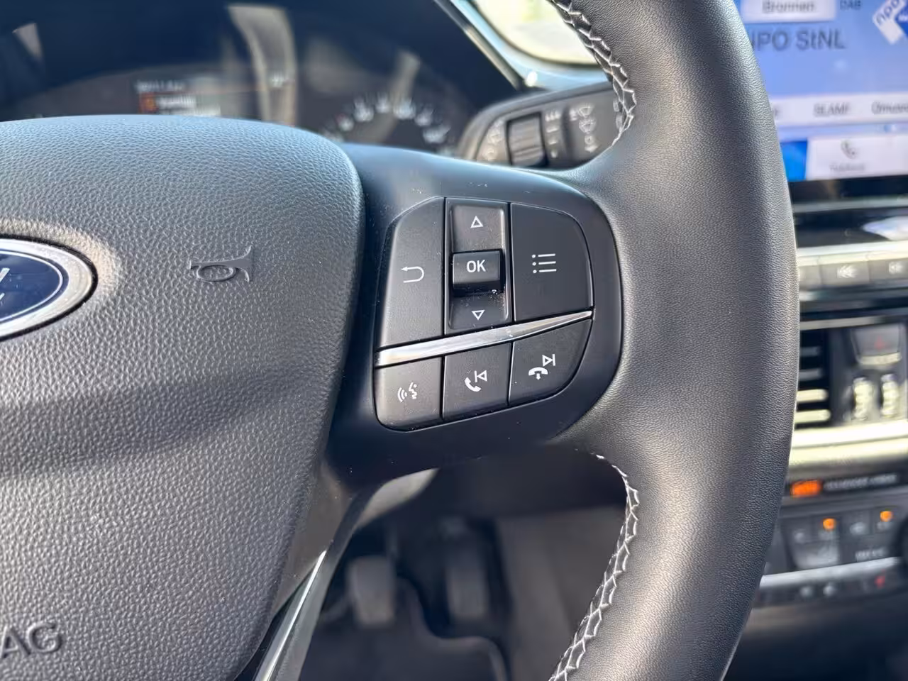 Ford Fiesta 1.0 EcoBoost Hybrid Titanium | Stoel/stuur en voorruitverwarming | Cruise control | Parkee