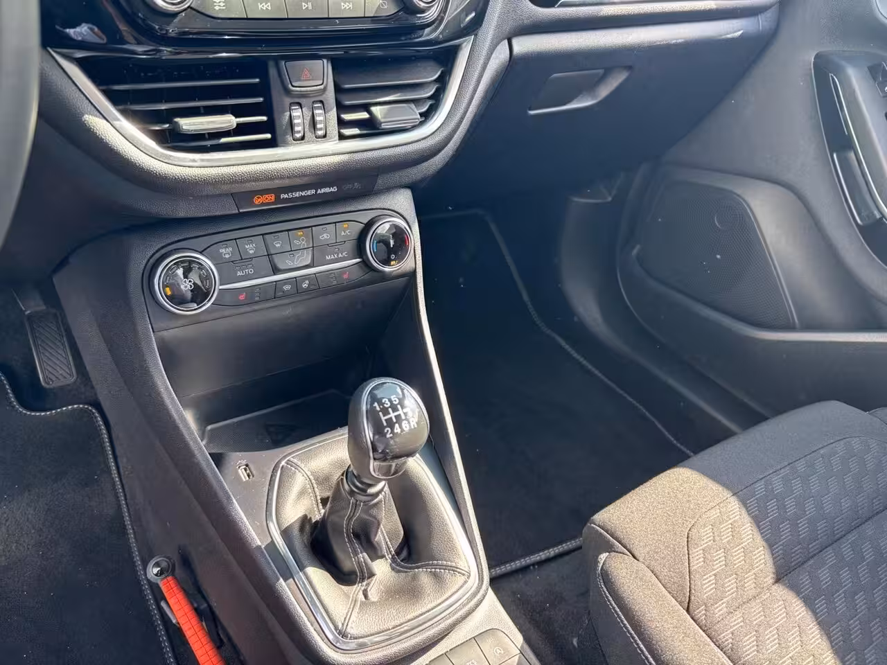 Ford Fiesta 1.0 EcoBoost Hybrid Titanium | Stoel/stuur en voorruitverwarming | Cruise control | Parkee