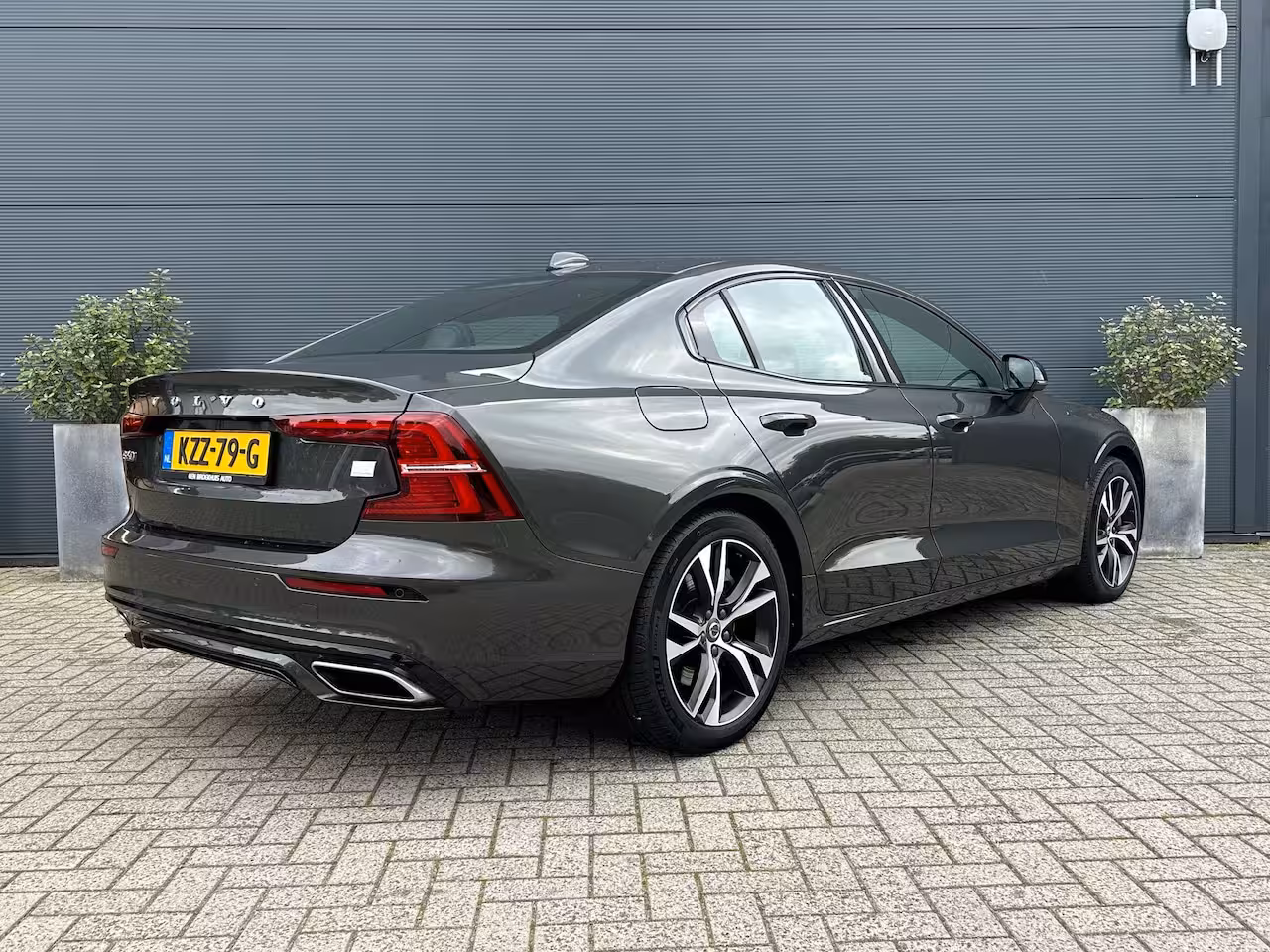 Volvo S60 2.0 Recharge T8 AWD R-Design | Harman/Kardon | SoH 92% | Trekhaak | Memory | Stoel & stuur