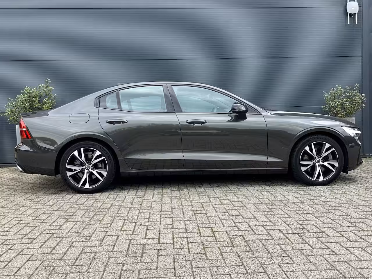 Volvo S60 2.0 Recharge T8 AWD R-Design | Harman/Kardon | SoH 92% | Trekhaak | Memory | Stoel & stuur