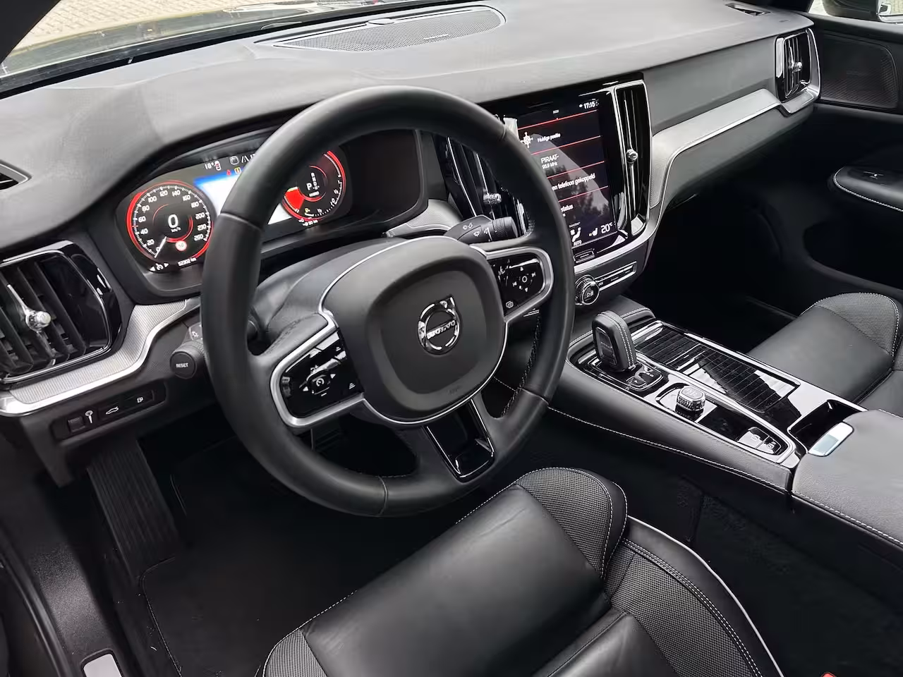 Volvo S60 2.0 Recharge T8 AWD R-Design | Harman/Kardon | SoH 92% | Trekhaak | Memory | Stoel & stuur
