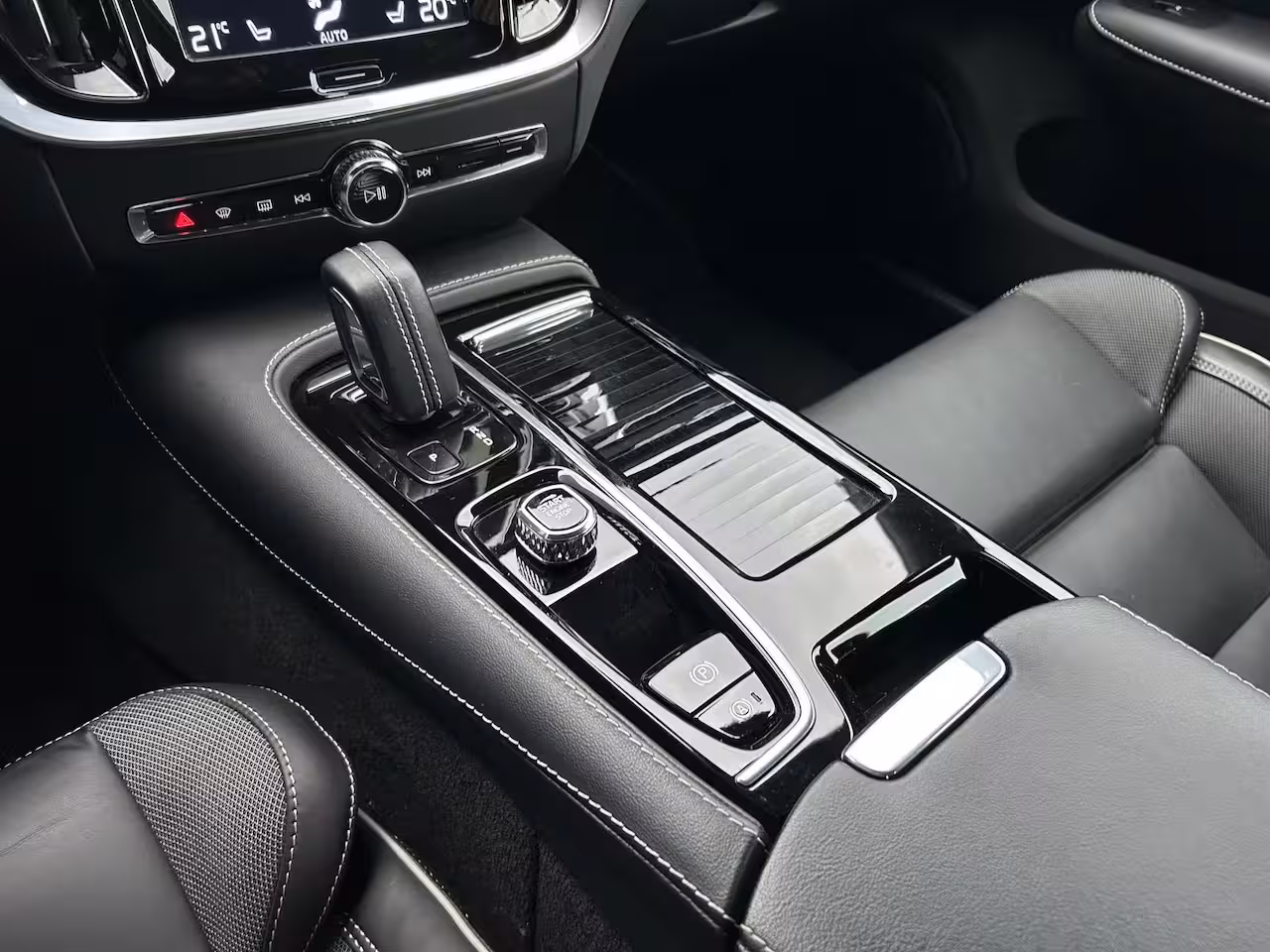 Volvo S60 2.0 Recharge T8 AWD R-Design | Harman/Kardon | SoH 92% | Trekhaak | Memory | Stoel & stuur