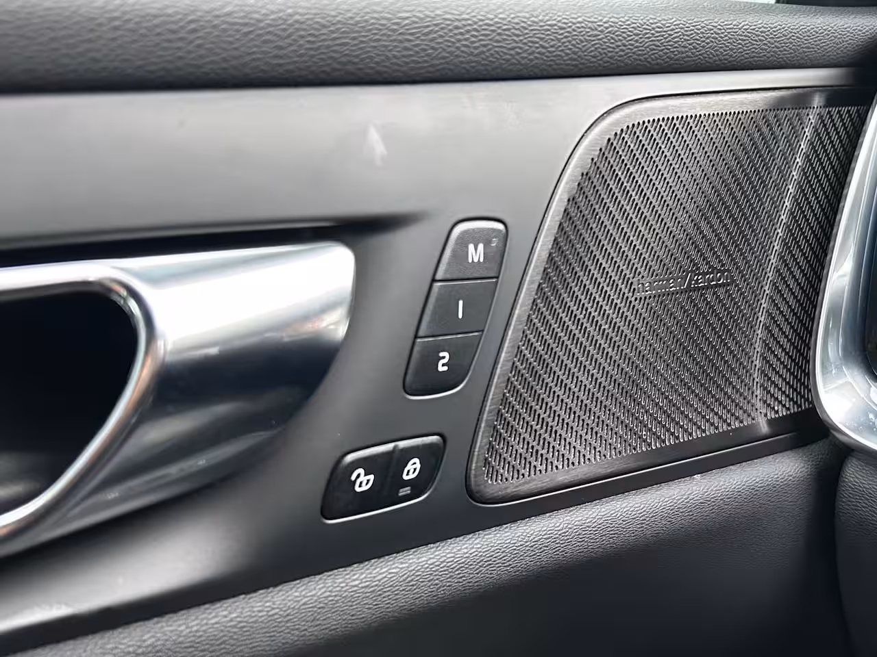 Volvo S60 2.0 Recharge T8 AWD R-Design | Harman/Kardon | SoH 92% | Trekhaak | Memory | Stoel & stuur