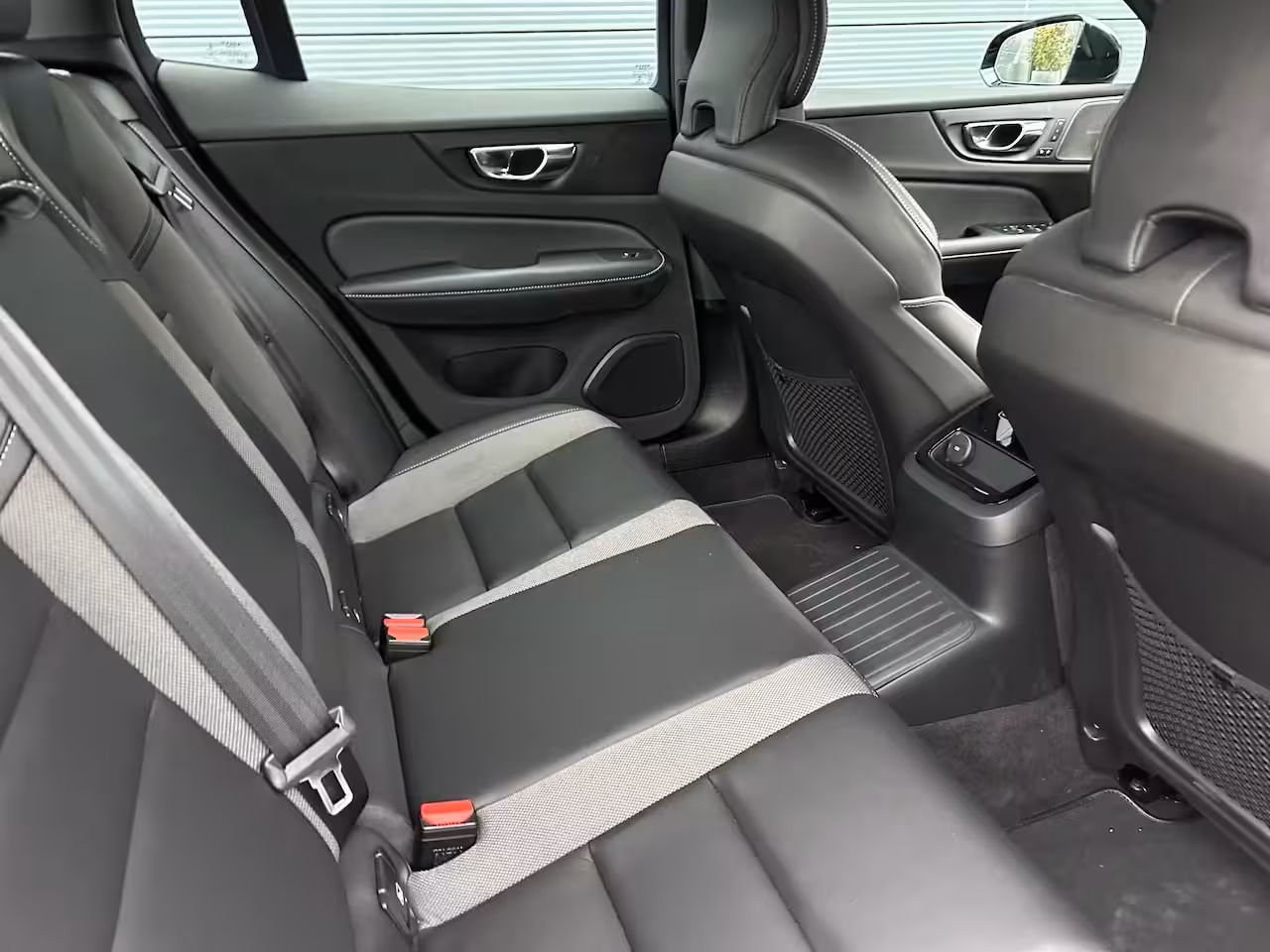 Volvo S60 2.0 Recharge T8 AWD R-Design | Harman/Kardon | SoH 92% | Trekhaak | Memory | Stoel & stuur