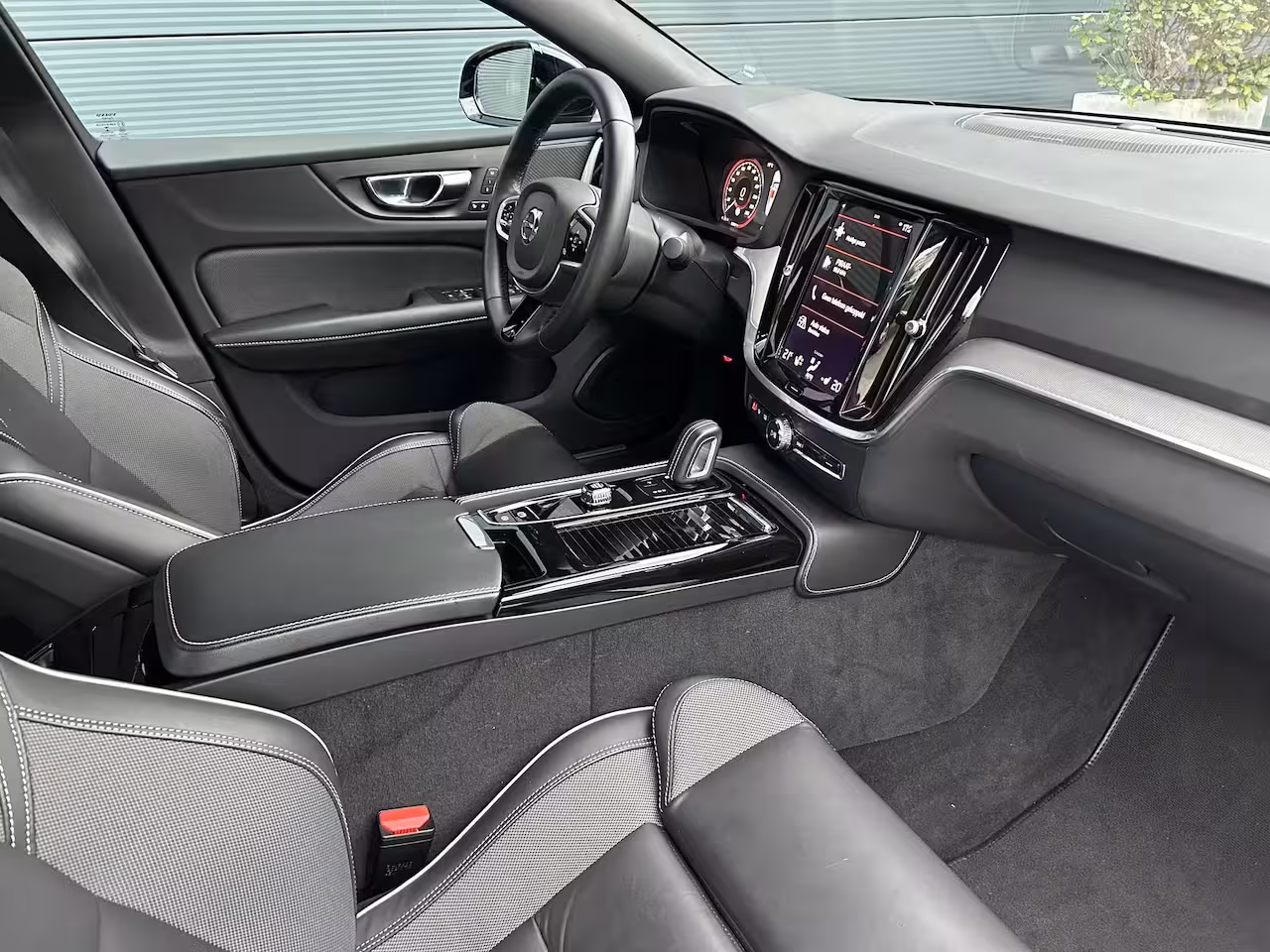 Volvo S60 2.0 Recharge T8 AWD R-Design | Harman/Kardon | SoH 92% | Trekhaak | Memory | Stoel & stuur