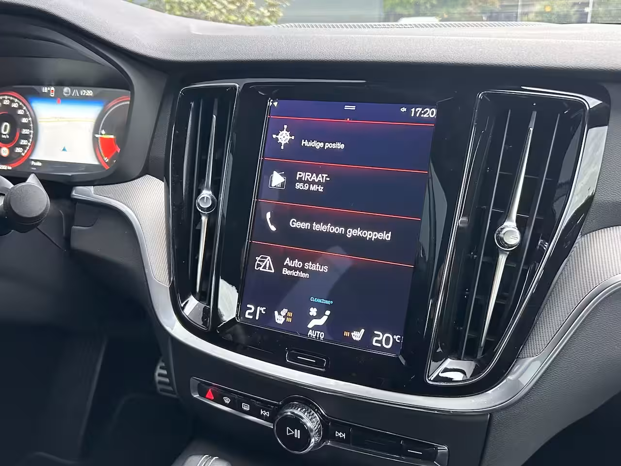 Volvo S60 2.0 Recharge T8 AWD R-Design | Harman/Kardon | SoH 92% | Trekhaak | Memory | Stoel & stuur
