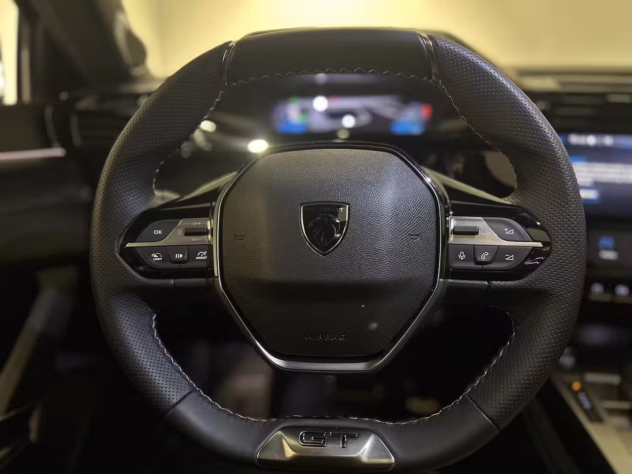 Peugeot e-408 GT Avantage 58 kWh | PANORAMADAK | FOCAL HI-FI | ALCANTARA | STOEL- EN STUURVERWARMING |