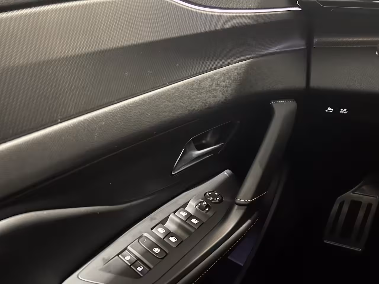 Peugeot e-408 GT Avantage 58 kWh | PANORAMADAK | FOCAL HI-FI | ALCANTARA | STOEL- EN STUURVERWARMING |