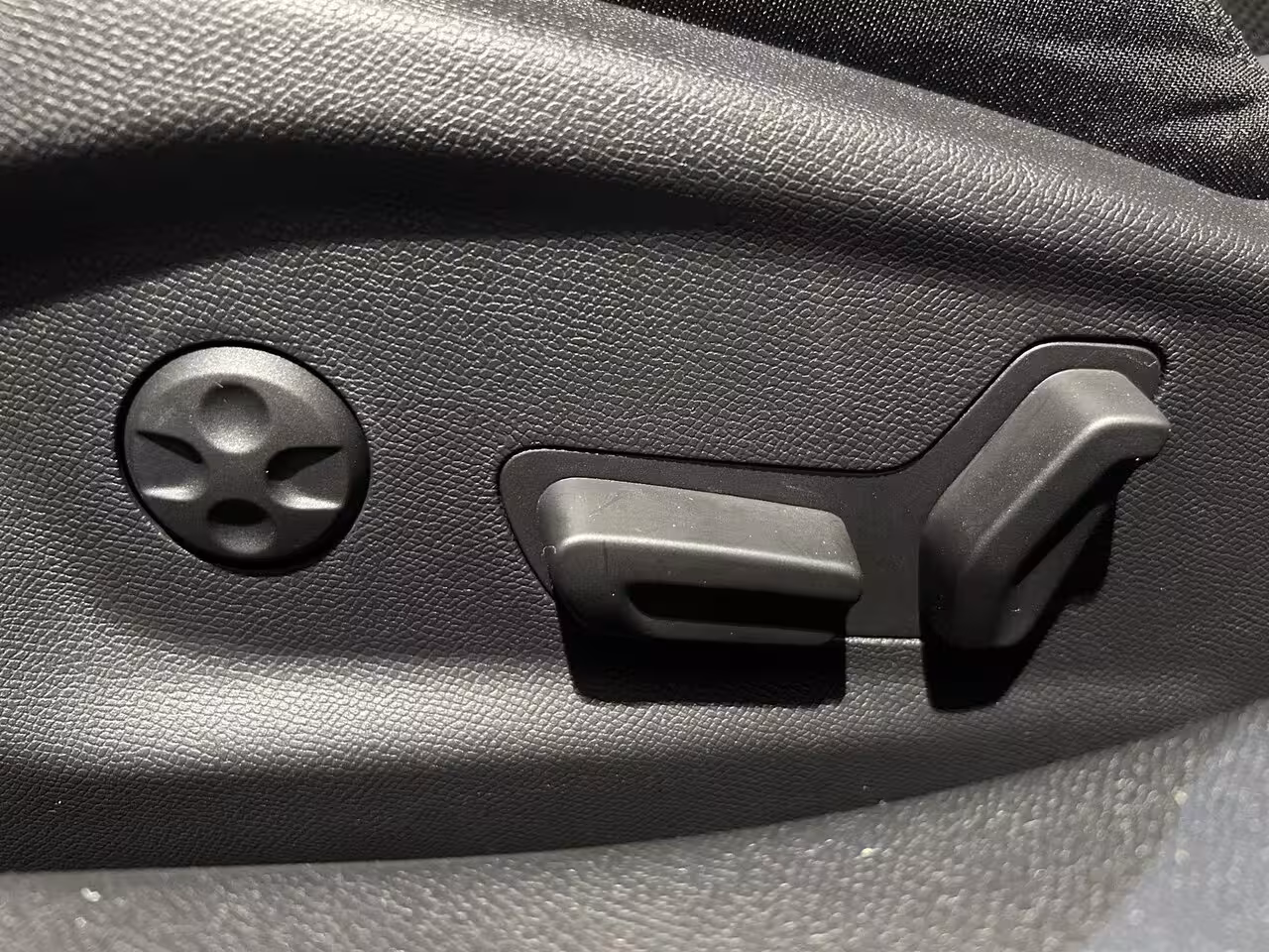 Peugeot e-408 GT Avantage 58 kWh | PANORAMADAK | FOCAL HI-FI | ALCANTARA | STOEL- EN STUURVERWARMING |