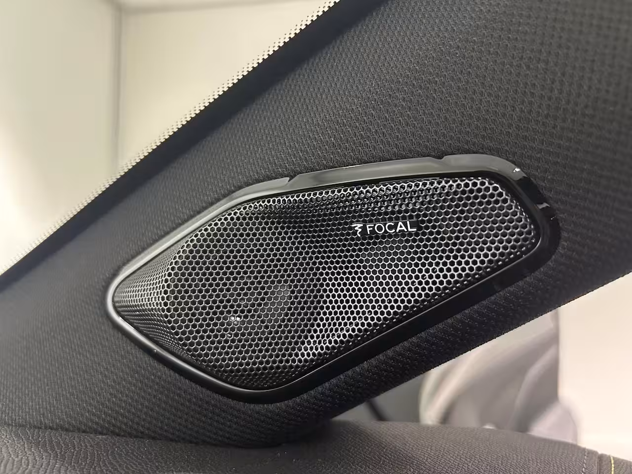 Peugeot e-408 GT Avantage 58 kWh | PANORAMADAK | FOCAL HI-FI | ALCANTARA | STOEL- EN STUURVERWARMING |