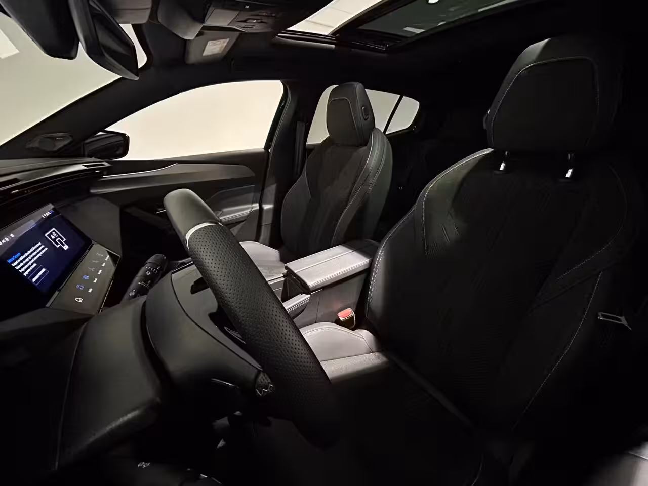 Peugeot e-408 GT Avantage 58 kWh | PANORAMADAK | FOCAL HI-FI | ALCANTARA | STOEL- EN STUURVERWARMING |