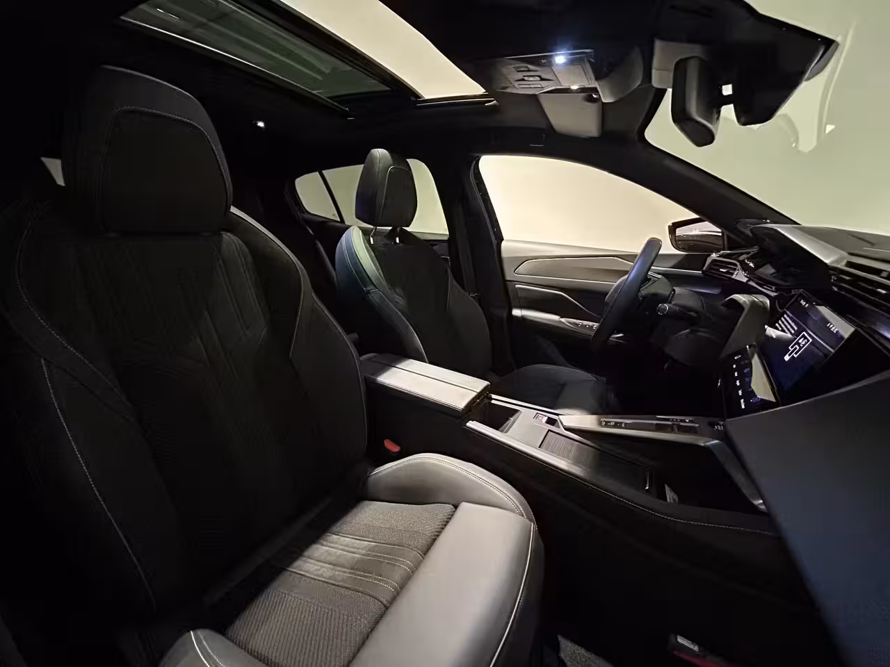 Peugeot e-408 GT Avantage 58 kWh | PANORAMADAK | FOCAL HI-FI | ALCANTARA | STOEL- EN STUURVERWARMING |