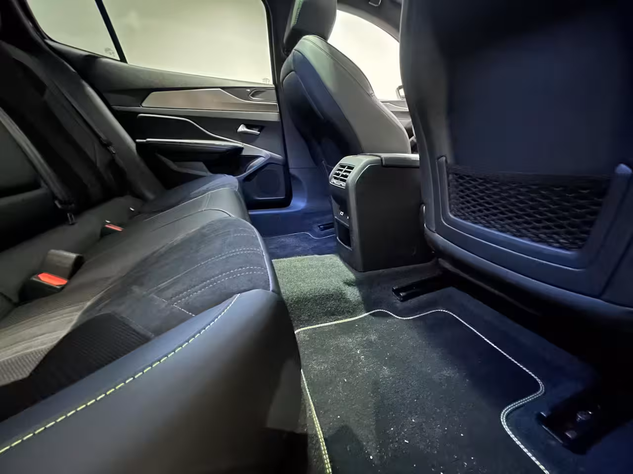 Peugeot e-408 GT Avantage 58 kWh | PANORAMADAK | FOCAL HI-FI | ALCANTARA | STOEL- EN STUURVERWARMING |