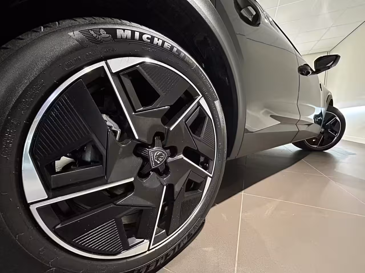Peugeot e-408 GT Avantage 58 kWh | PANORAMADAK | FOCAL HI-FI | ALCANTARA | STOEL- EN STUURVERWARMING |