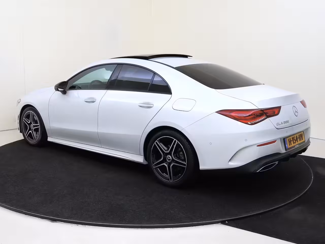 Mercedes-Benz CLA-Klasse 200 Business Solution AMG | 1e Eigenaar | Navigatie | Camera | Panorama dak | Stoel verwm.