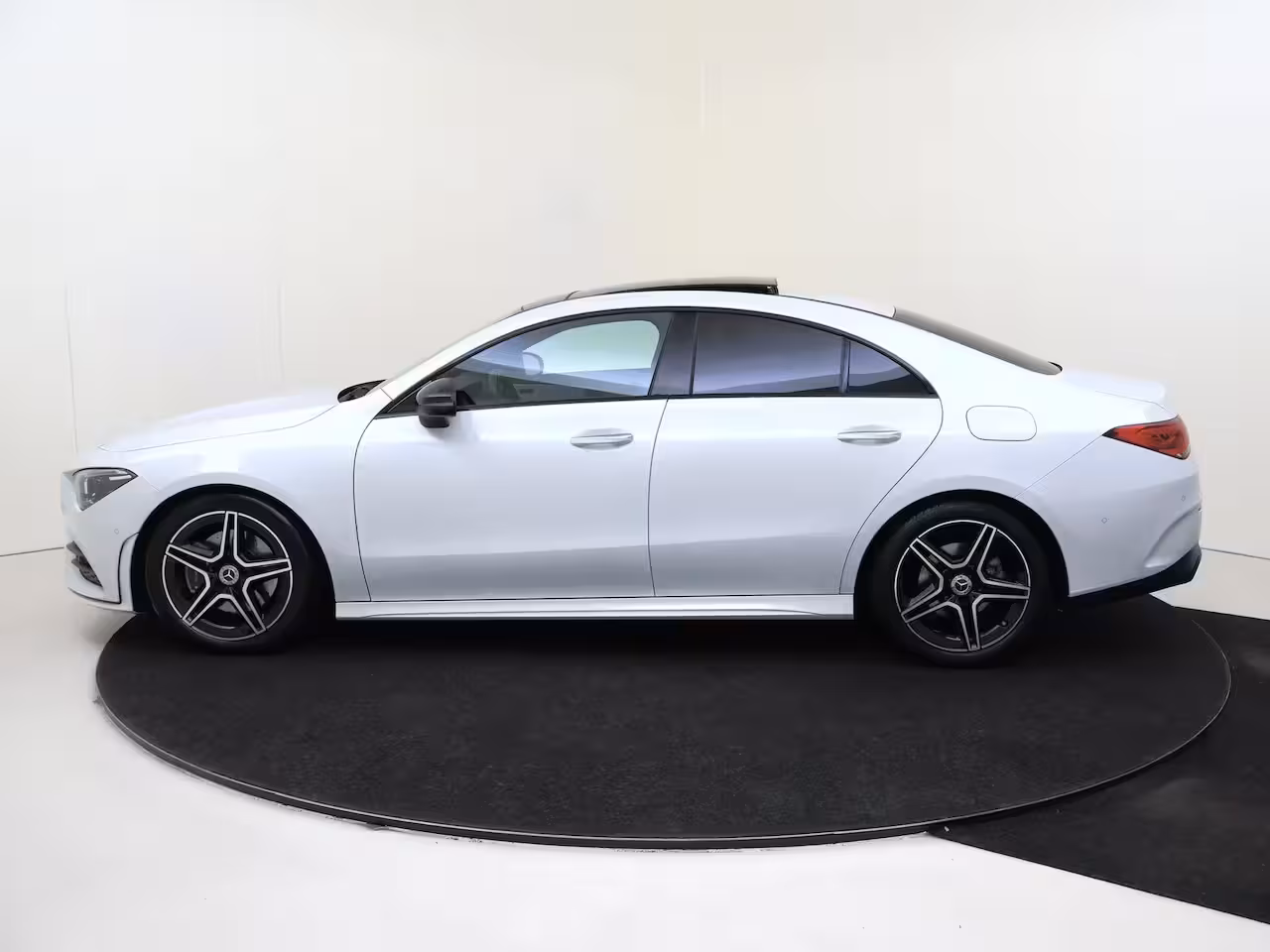 Mercedes-Benz CLA-Klasse 200 Business Solution AMG | 1e Eigenaar | Navigatie | Camera | Panorama dak | Stoel verwm.