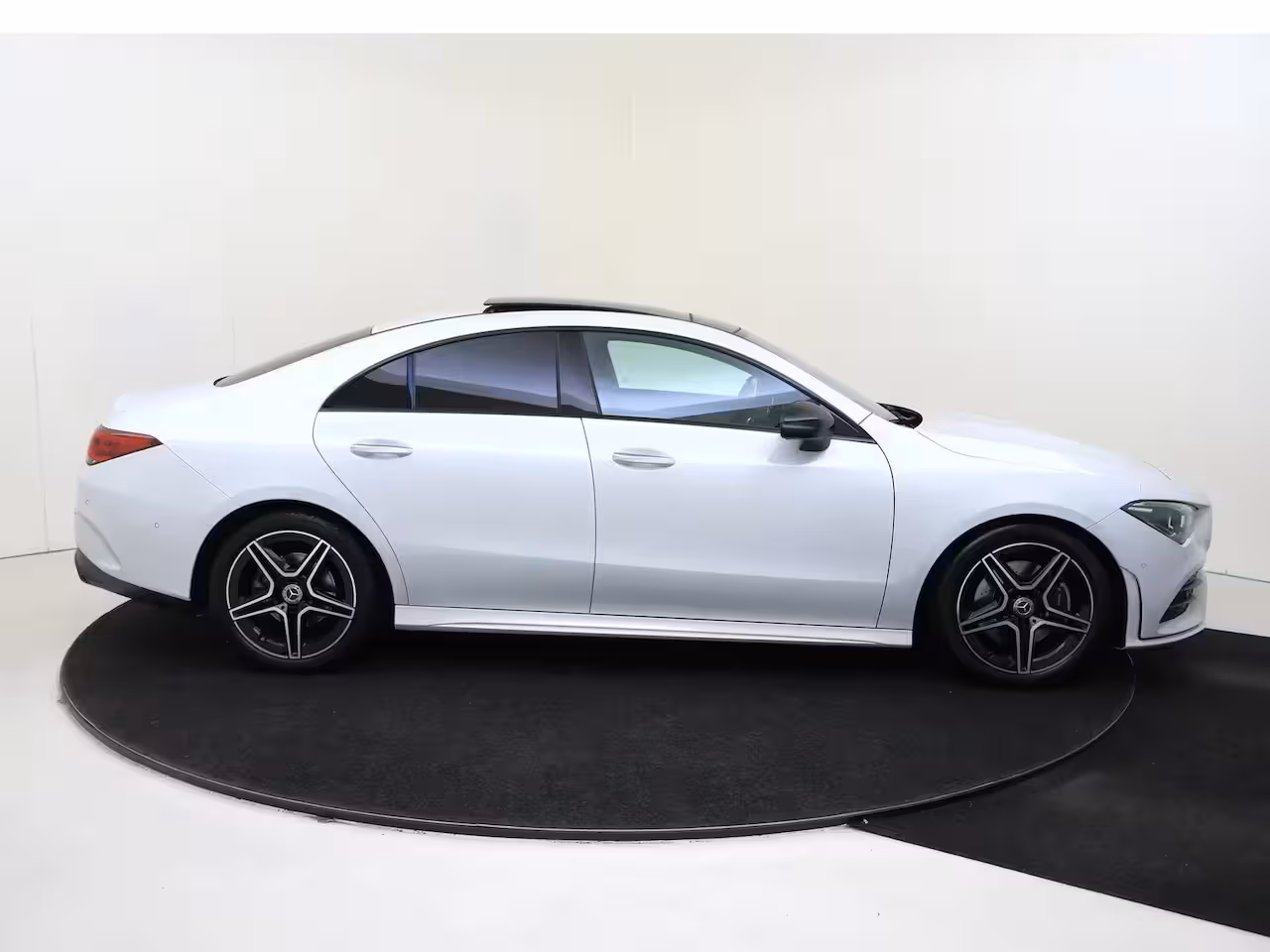 Mercedes-Benz CLA-Klasse 200 Business Solution AMG | 1e Eigenaar | Navigatie | Camera | Panorama dak | Stoel verwm.