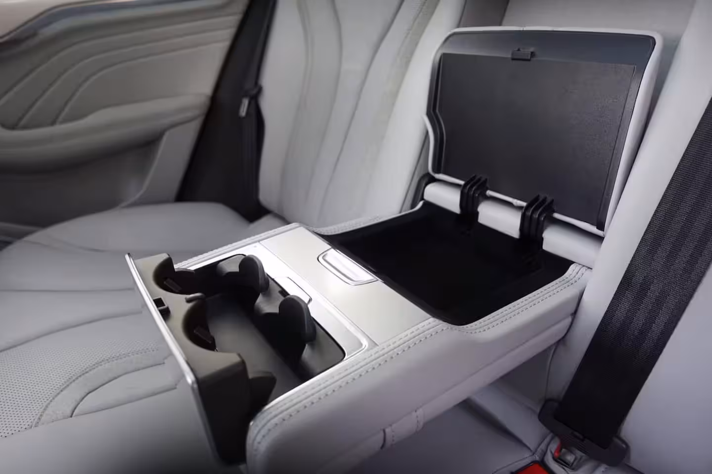 MG Marvel R Performance AWD 70 kWh | Panoramisch Schuifkanteldak | Stoelventilatie | Lichtgrijs interi
