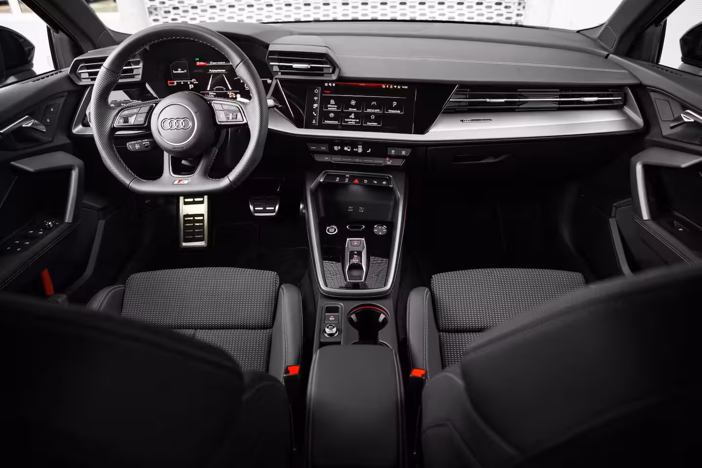 Audi A3 Limousine 30 TFSI S edition | Trekhaak | Carplay | Comfortpakket Plus | Achteruitrijcamera |