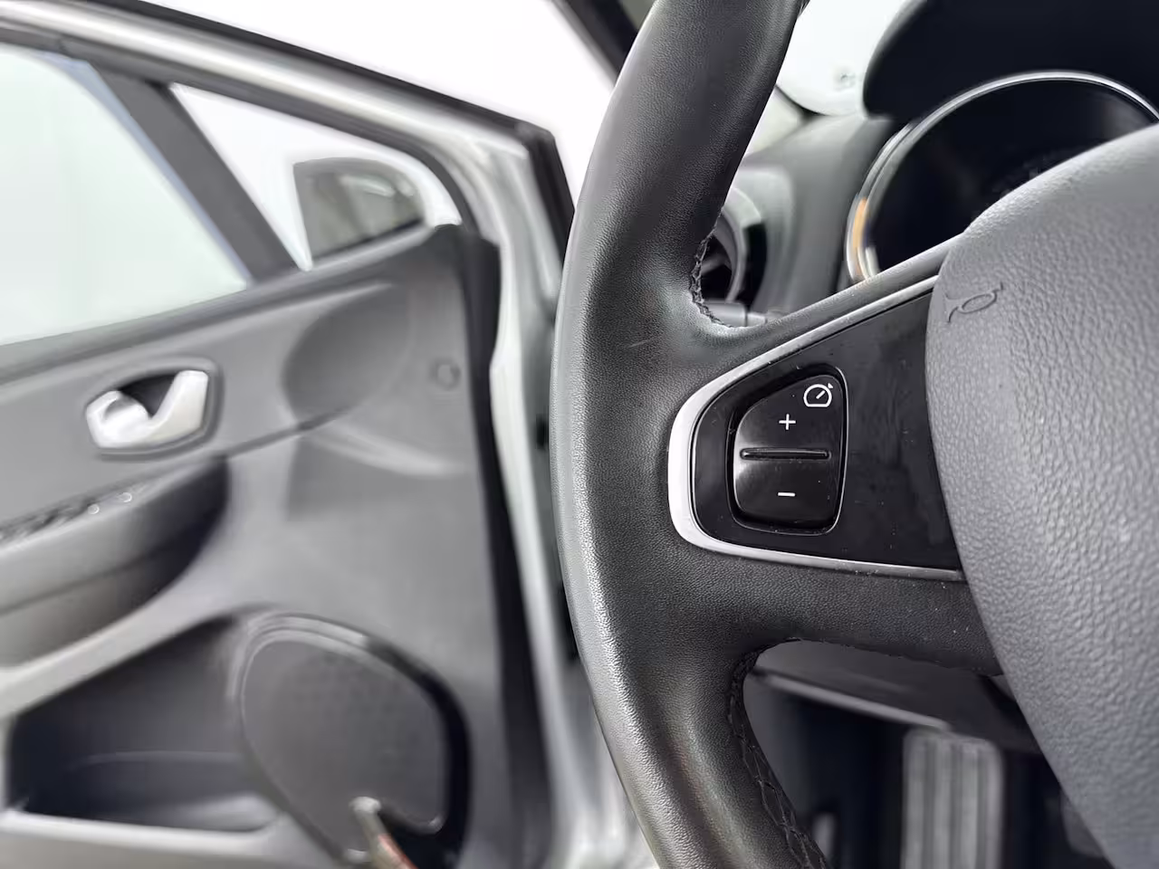 Renault Clio Estate 0.9 TCe 90Pk Limited | Navigatie | Parkeersensoren Achter | Keyless Entry | Trekhaak | Cru