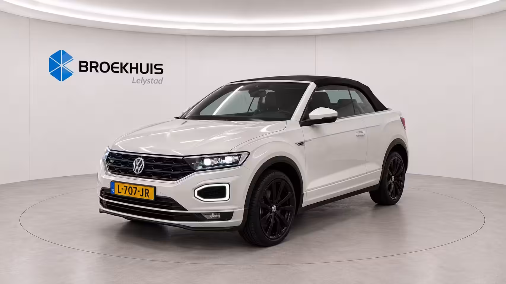 Volkswagen T-Roc Cabrio 1.5 TSI 150PK R-LINE AUTOMAAT / NAVI / CLIMA / FULL-LED / KEYLESS / PDC / 19" LMV / CAMERA