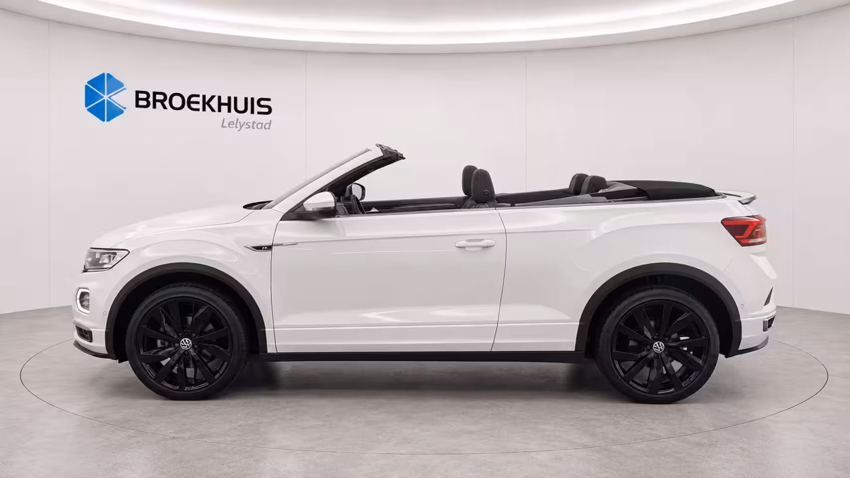 Volkswagen T-Roc Cabrio 1.5 TSI 150PK R-LINE AUTOMAAT / NAVI / CLIMA / FULL-LED / KEYLESS / PDC / 19" LMV / CAMERA