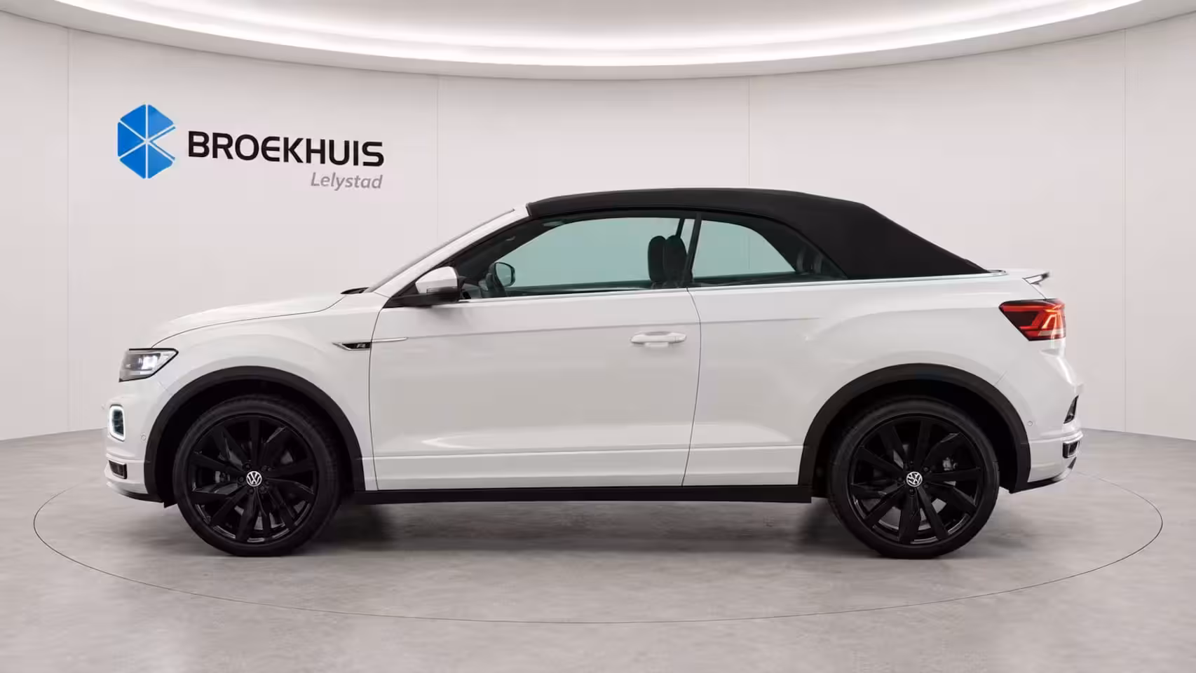 Volkswagen T-Roc Cabrio 1.5 TSI 150PK R-LINE AUTOMAAT / NAVI / CLIMA / FULL-LED / KEYLESS / PDC / 19" LMV / CAMERA