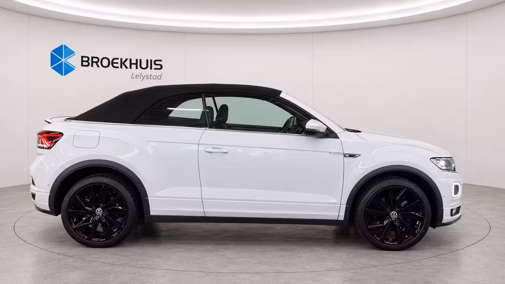 Volkswagen T-Roc Cabrio 1.5 TSI 150PK R-LINE AUTOMAAT / NAVI / CLIMA / FULL-LED / KEYLESS / PDC / 19" LMV / CAMERA