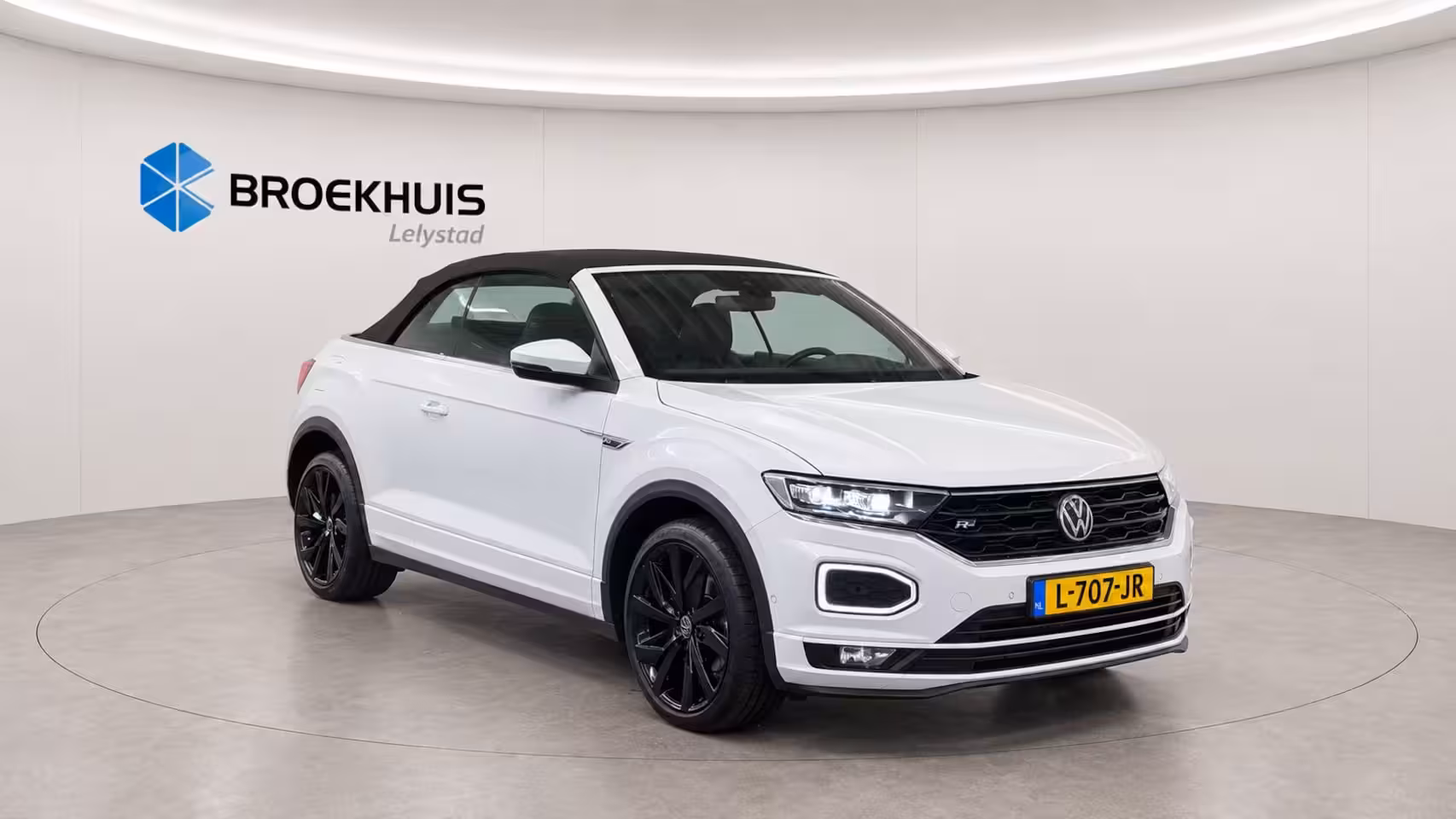 Volkswagen T-Roc Cabrio 1.5 TSI 150PK R-LINE AUTOMAAT / NAVI / CLIMA / FULL-LED / KEYLESS / PDC / 19" LMV / CAMERA