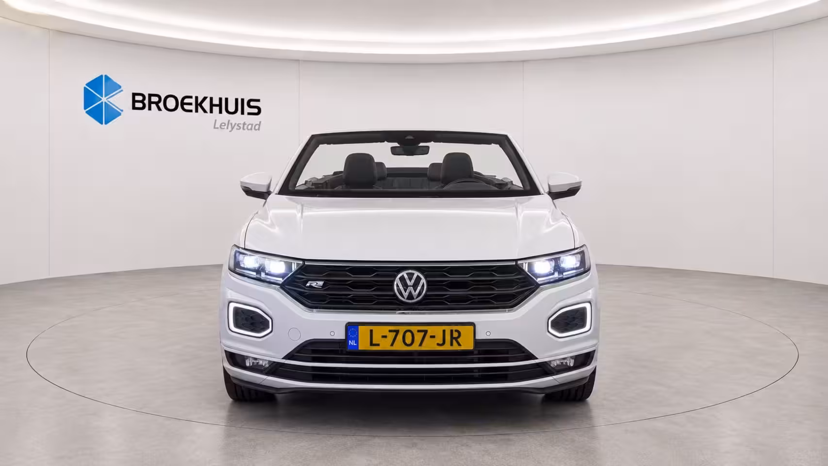 Volkswagen T-Roc Cabrio 1.5 TSI 150PK R-LINE AUTOMAAT / NAVI / CLIMA / FULL-LED / KEYLESS / PDC / 19" LMV / CAMERA