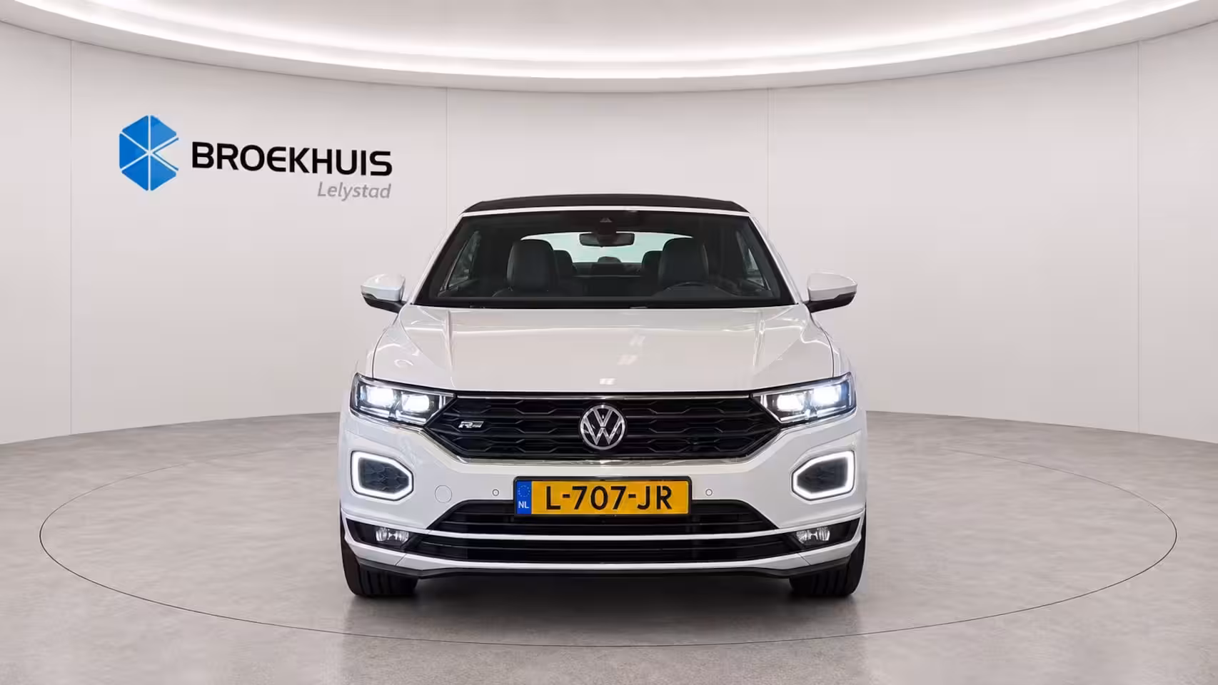 Volkswagen T-Roc Cabrio 1.5 TSI 150PK R-LINE AUTOMAAT / NAVI / CLIMA / FULL-LED / KEYLESS / PDC / 19" LMV / CAMERA