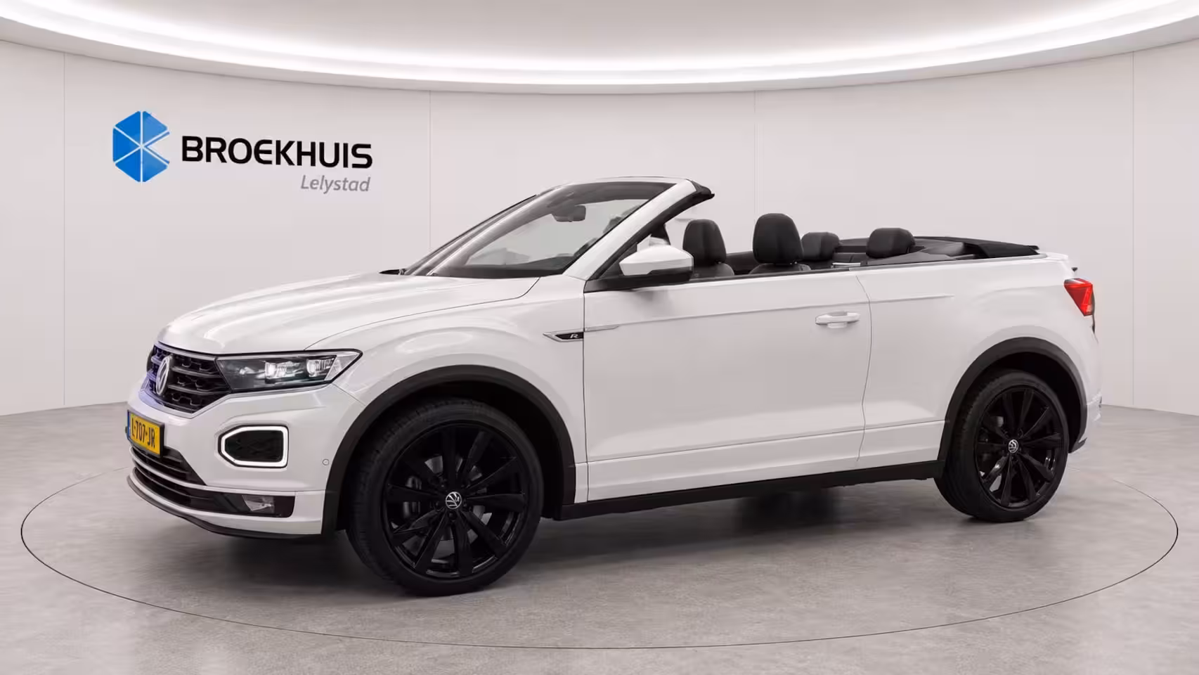 Volkswagen T-Roc Cabrio 1.5 TSI 150PK R-LINE AUTOMAAT / NAVI / CLIMA / FULL-LED / KEYLESS / PDC / 19" LMV / CAMERA