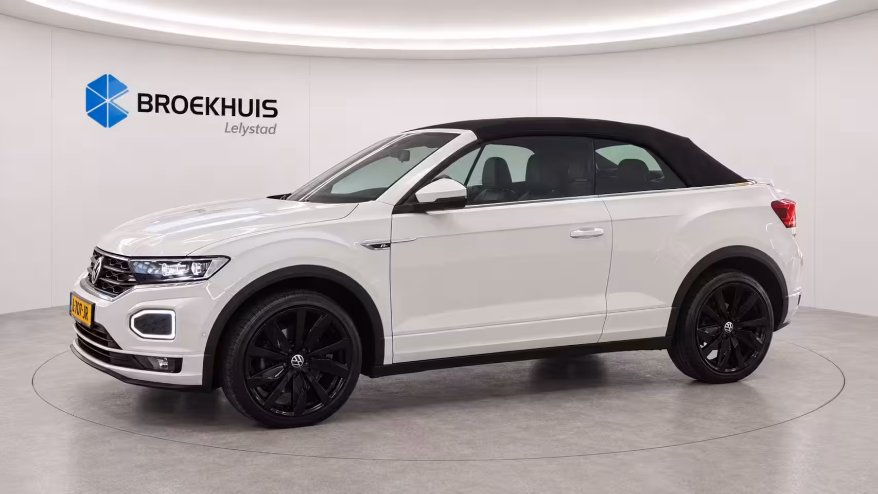 Volkswagen T-Roc Cabrio 1.5 TSI 150PK R-LINE AUTOMAAT / NAVI / CLIMA / FULL-LED / KEYLESS / PDC / 19" LMV / CAMERA