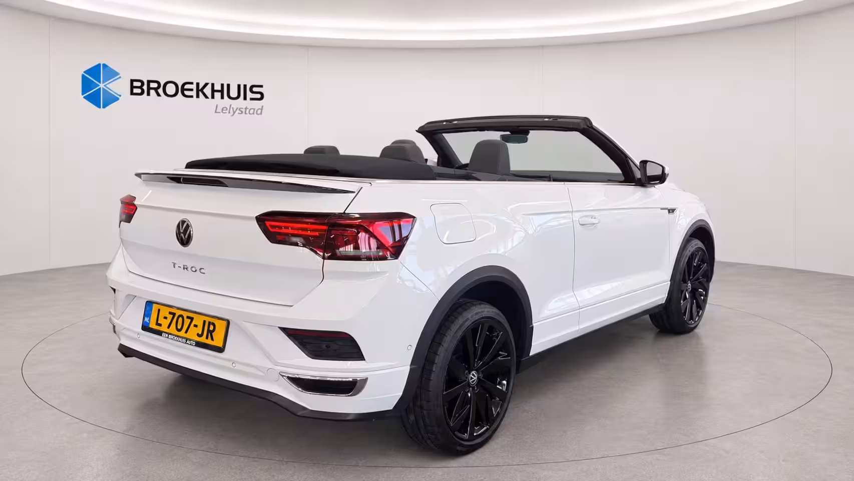 Volkswagen T-Roc Cabrio 1.5 TSI 150PK R-LINE AUTOMAAT / NAVI / CLIMA / FULL-LED / KEYLESS / PDC / 19" LMV / CAMERA