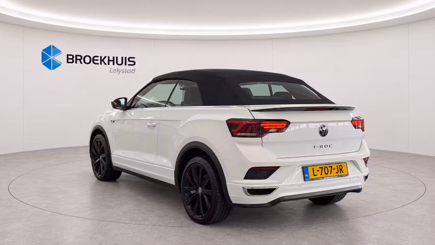 Volkswagen T-Roc Cabrio 1.5 TSI 150PK R-LINE AUTOMAAT / NAVI / CLIMA / FULL-LED / KEYLESS / PDC / 19" LMV / CAMERA