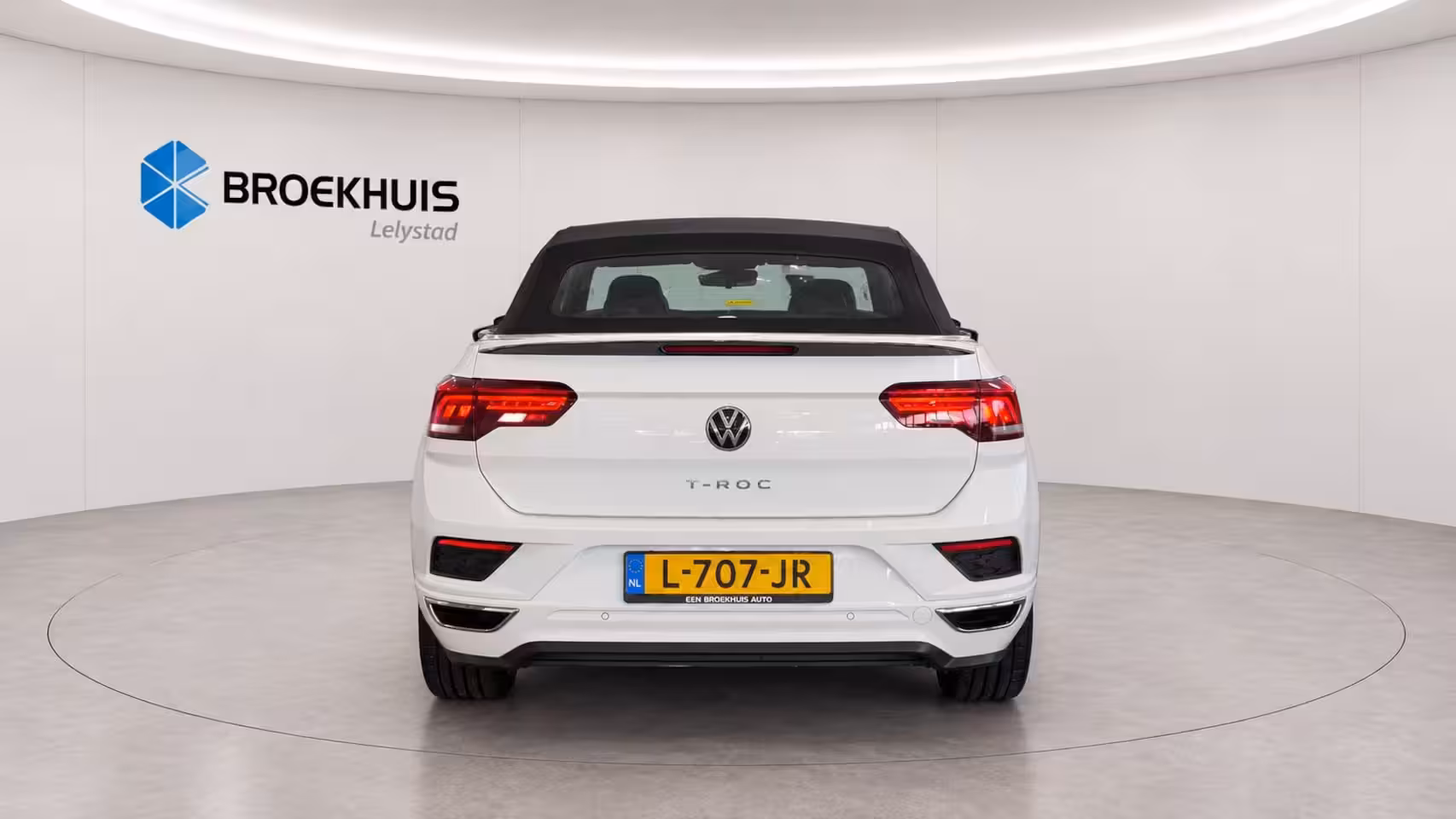 Volkswagen T-Roc Cabrio 1.5 TSI 150PK R-LINE AUTOMAAT / NAVI / CLIMA / FULL-LED / KEYLESS / PDC / 19" LMV / CAMERA