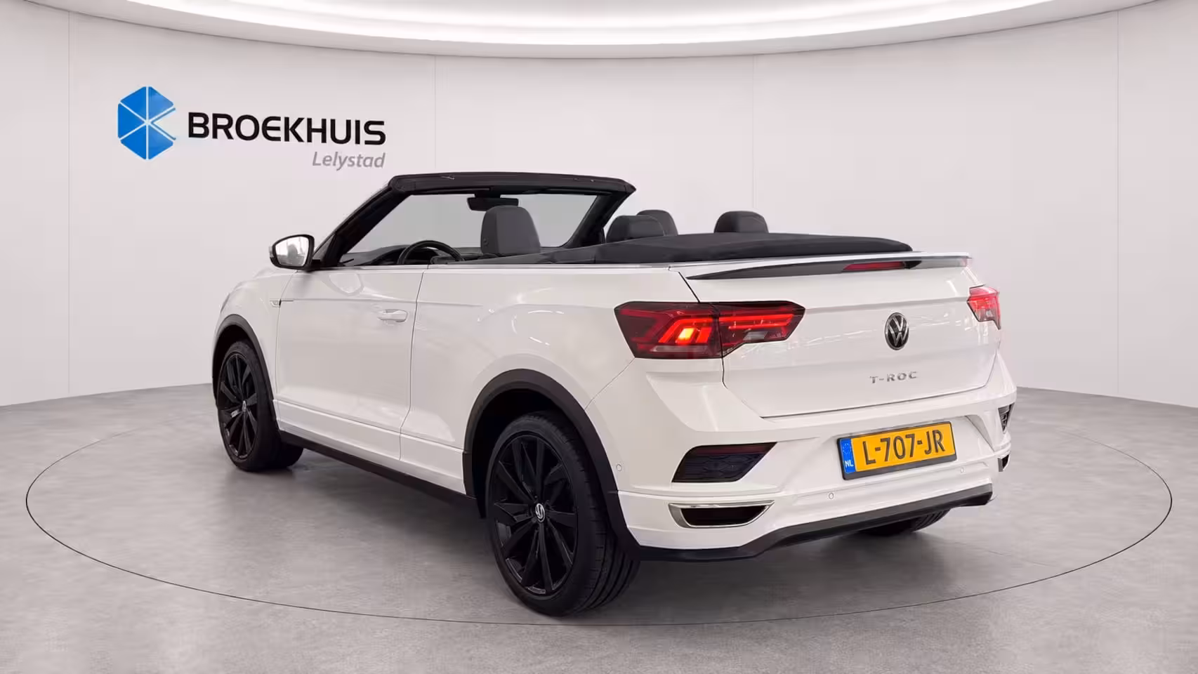 Volkswagen T-Roc Cabrio 1.5 TSI 150PK R-LINE AUTOMAAT / NAVI / CLIMA / FULL-LED / KEYLESS / PDC / 19" LMV / CAMERA