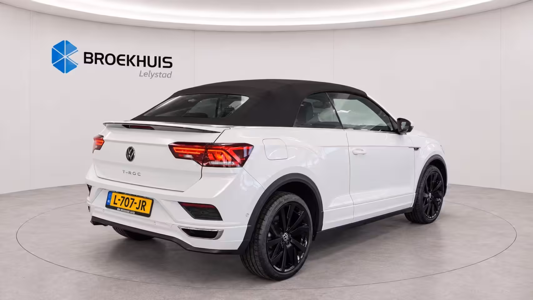 Volkswagen T-Roc Cabrio 1.5 TSI 150PK R-LINE AUTOMAAT / NAVI / CLIMA / FULL-LED / KEYLESS / PDC / 19" LMV / CAMERA
