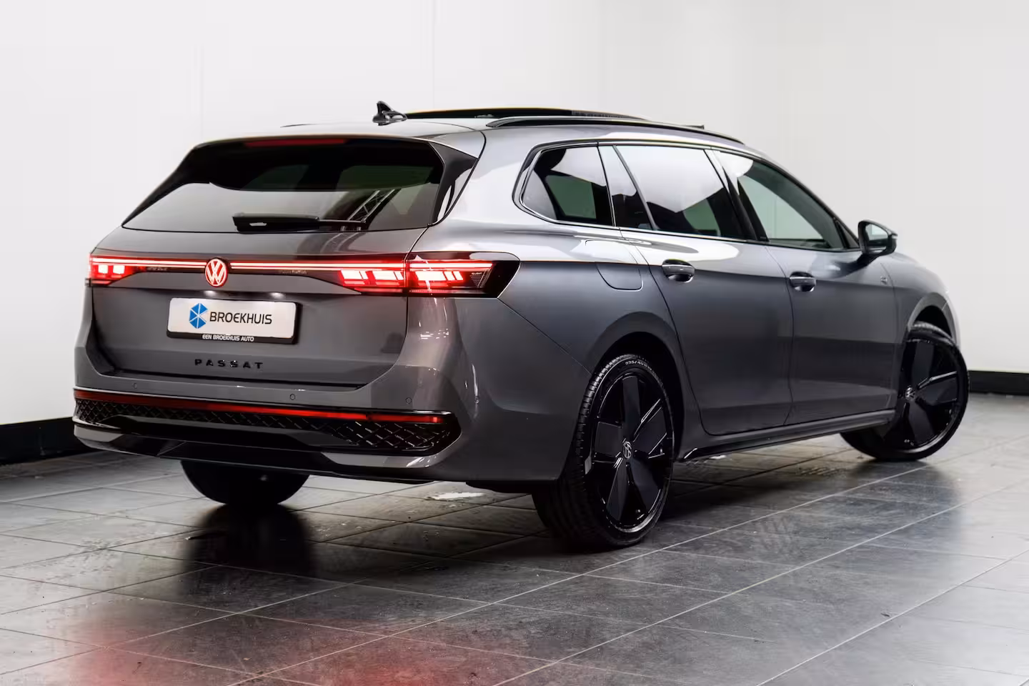 Volkswagen Passat Variant 1.5 eHybrid 272 pk R-Line Edition | Achterstoelen verwarmd | Achteruitrijcamera | Elektris