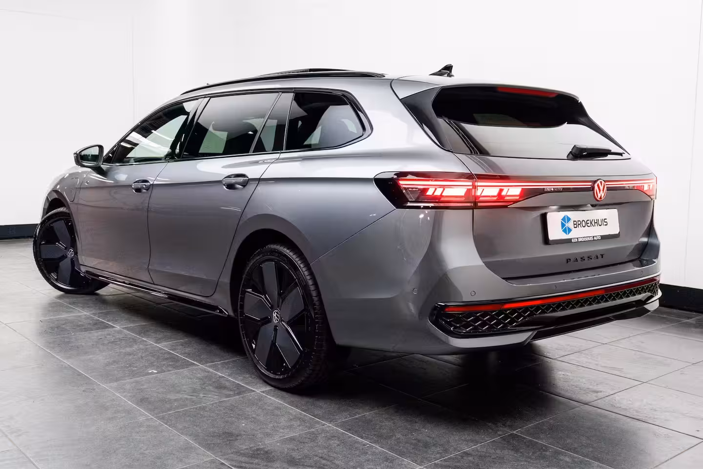 Volkswagen Passat Variant 1.5 eHybrid 272 pk R-Line Edition | Achterstoelen verwarmd | Achteruitrijcamera | Elektris