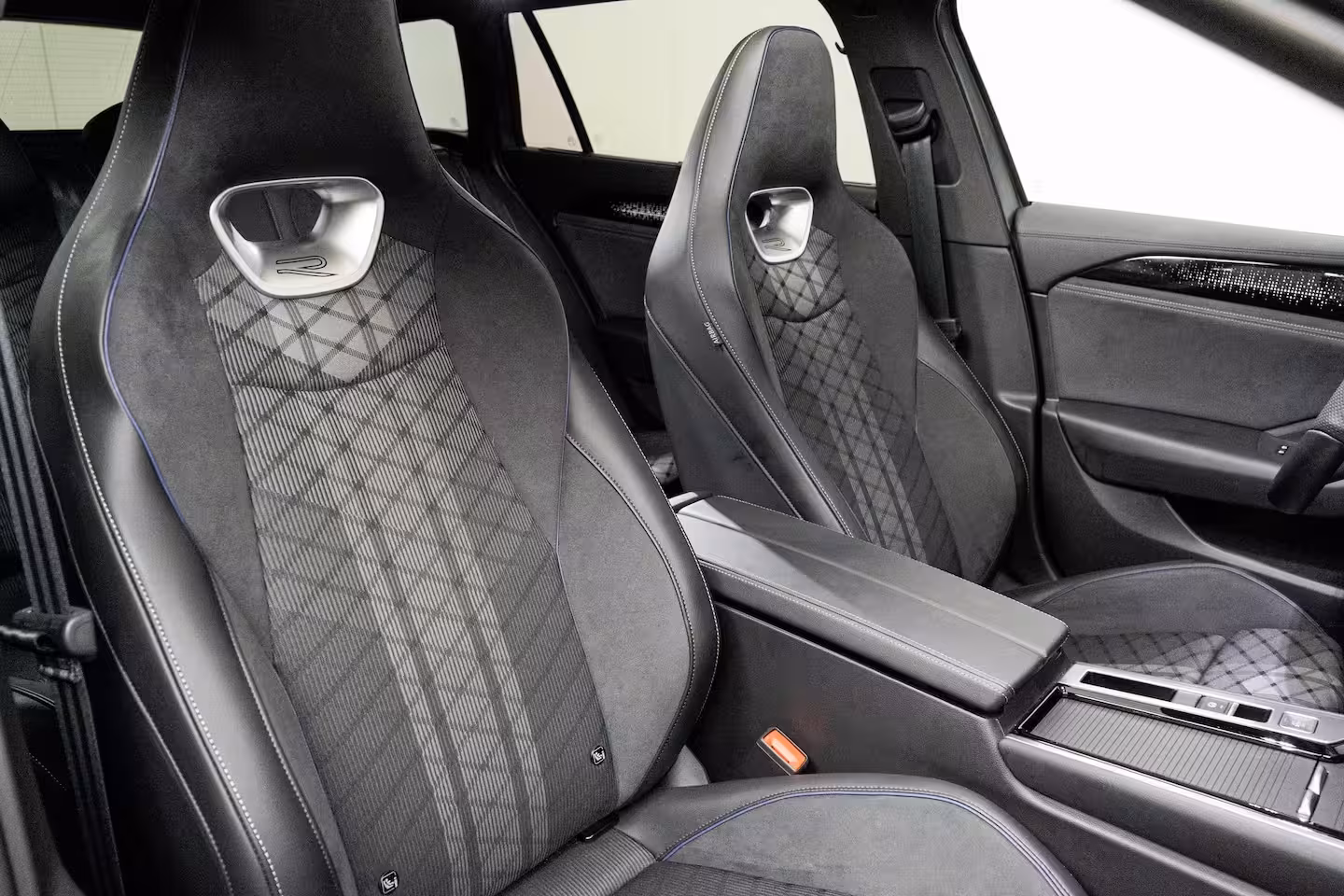 Volkswagen Passat Variant 1.5 eHybrid 272 pk R-Line Edition | Achterstoelen verwarmd | Achteruitrijcamera | Elektris