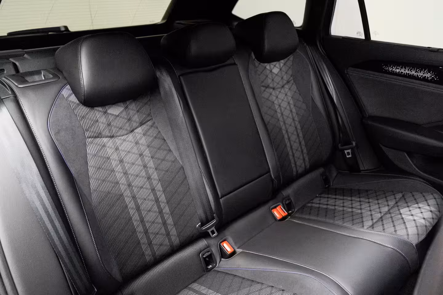 Volkswagen Passat Variant 1.5 eHybrid 272 pk R-Line Edition | Achterstoelen verwarmd | Achteruitrijcamera | Elektris